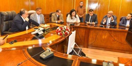 محافظ أسيوط يناقش مع المجلس التصديري آليات تعزيز صادرات النباتات الطبية والعطرية - وضوح نيوز