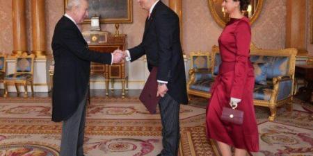 سفير مصر في لندن يقدم أوراق اعتماده للملك تشارلز الثالث - وضوح نيوز