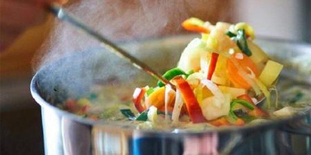 الإفراط في الأطعمة والمشروبات الساخنة قد يزيد خطر الإصابة بالسرطان.. كيف يحدث؟ - وضوح نيوز