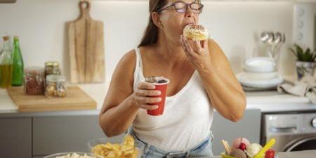 لماذا نُفرط في تناول الطعام؟ أخصائية نفسية تكشف الأسباب الخفية - وضوح نيوز