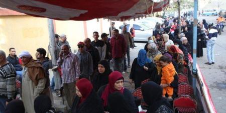 بالصور.. اقبال كثيف على لجنة مدرسة المساكن الابتدائيه بالبساتين في انتخابات مجلس النواب المصري - وضوح نيوز
