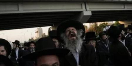 رفضا للخدمة العسكرية .. الحريديم يهاجمون حافلة جنود خلال مواجهات فى القدس - وضوح نيوز