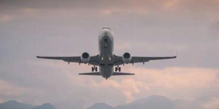 واقعة مثيرة.. راكب يحاول فتح باب الطائرة على ارتفاع 18 آلف قدم - وضوح نيوز