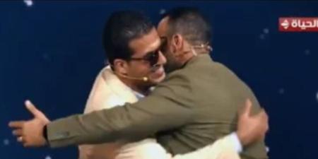 جبر خاطره بحضن وأخذ بيده خارج الاستوديو.. مصطفى حسنى يصطحب متسابق بدولة التلاوة - وضوح نيوز