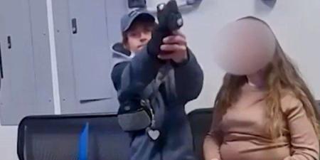 شاهد بالفيديو.. شرطي ينجو من محاولة قتل بأعجوبة - وضوح نيوز