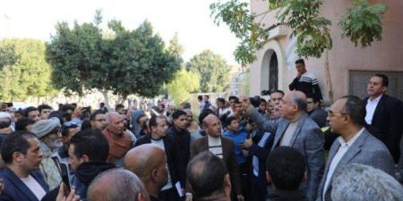 محافظ المنيا يحررطلبًا لمساعدة حالة عاجلة بنفسه أثناء لقائه بأهالي البرشا بملوي - وضوح نيوز