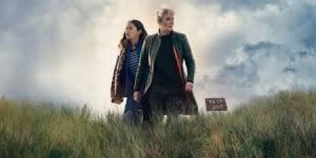 آبل تطرح بوستر مستوحى من الكريسماس للحلقة الأخيرة من مسلسل PLURIBUS - وضوح نيوز