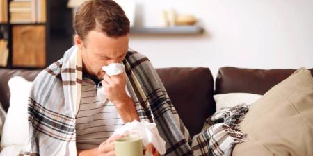 تعرف علي الأطعمة التي ينصح بتناولها عند الإصابة بنزلة برد وأخرى يجب تجنبها - وضوح نيوز