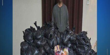 ضبط شخص وزع موادا غذائية لدفع الناخبين للتصويت لصالح أحد المرشحين بقنا - وضوح نيوز