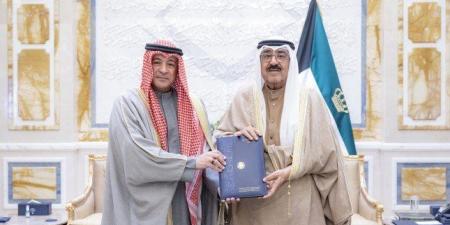 أمير الكويت يتسلم من الأمين لمجلس التعاون الخليجي تقريرا حول رئاسة بلاده للدورة الـ45 للمجلس - وضوح نيوز