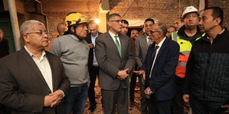 محافظ الجيزة يتفقد موقع حادث ماسورة الغاز بعقار سكني في إمبابة ويوجه برعاية المصابين - وضوح نيوز