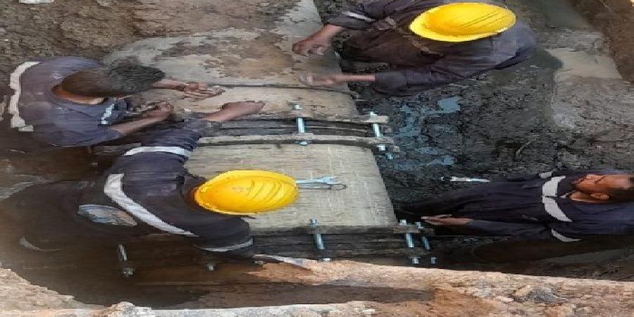 إصلاح كسر مُفاجئ في خط المياه الرئيسي بمنطقة الإشارة بأسوان - وضوح نيوز