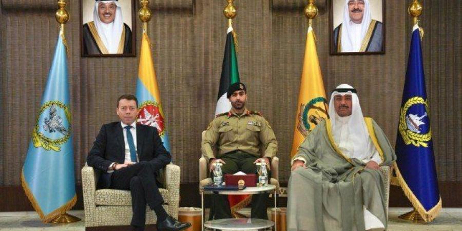 وزير الدفاع يبحث مع المبعوث التجاري للمملكة المتحدة لدى الكويت موضوعات مشتركة - وضوح نيوز