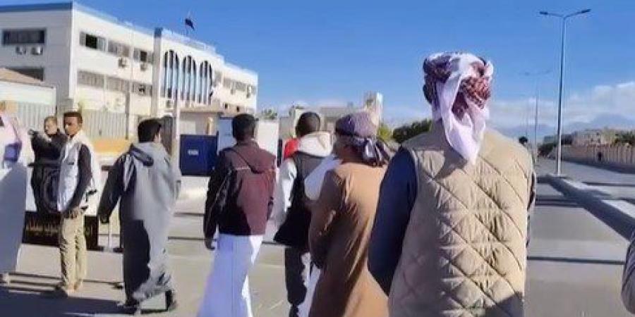 طوابير الناخبين أمام اللجان في طور سيناء مع بدء التصويت في اليوم الأول لإعادة المرحلة الثانية - وضوح نيوز