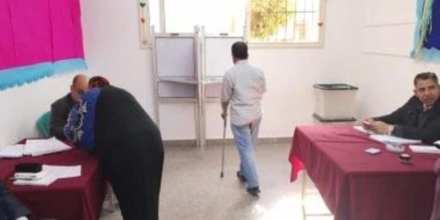 ناخب من ذوي الهمم يصوت في الانتخابات البرلمانية بالمطرية - وضوح نيوز