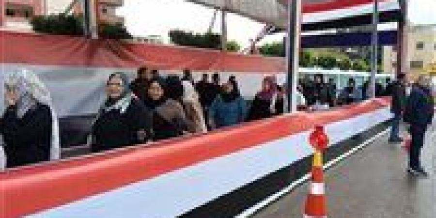 توافد الناخبين بلجنة مدرسة الحسينية بالشرقية للتصويت بجولة الإعادة لانتخابات مجلس النواب - وضوح نيوز