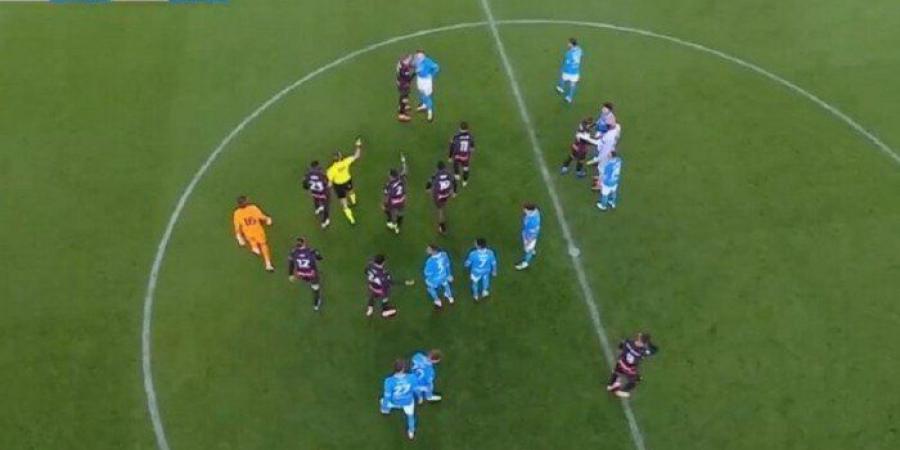 اشتباكات بين لاعبي ميلان ونابولي في كأس السوبر الإيطالي - وضوح نيوز