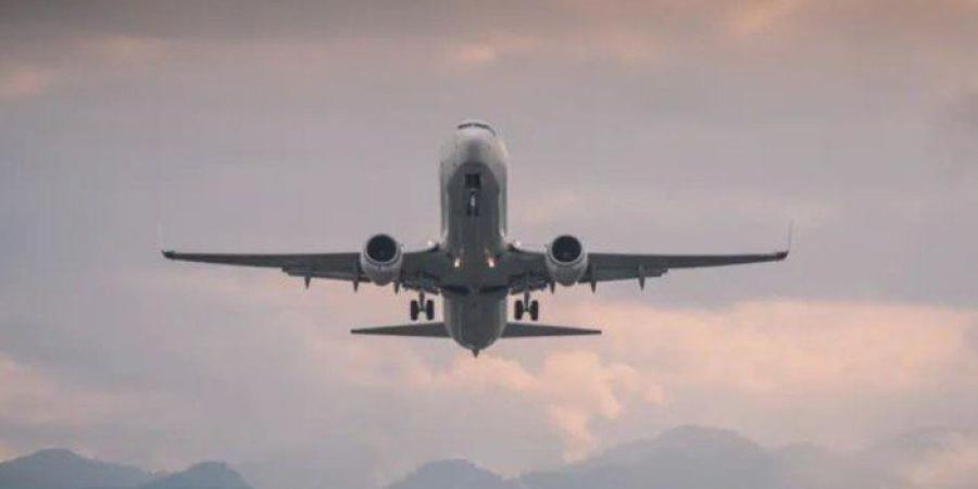 واقعة مثيرة.. راكب يحاول فتح باب الطائرة على ارتفاع 18 آلف قدم - وضوح نيوز