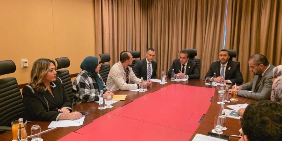 وزير الصحة يلتقي الأطباء وأطقم التمريض المصريين العاملين في ليبيا - وضوح نيوز