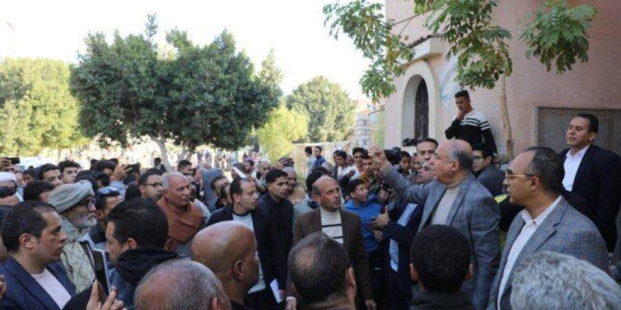 محافظ المنيا يحررطلبًا لمساعدة حالة عاجلة بنفسه أثناء لقائه بأهالي البرشا بملوي - وضوح نيوز