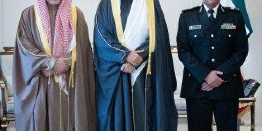 ولي العهد الكويتي يستقبل النائب الأول لرئيس مجلس الوزراء ووزير الداخلية ووكيل وزارة الداخلية الجديد - وضوح نيوز