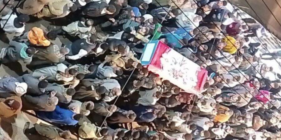 أهالي المنوفية يشيعون جثامين ضحايا حادث الطريق الصحراوي - وضوح نيوز