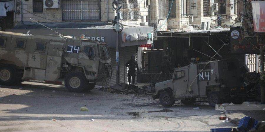 آليات الاحتلال الإسرائيلي تنتشر بشكل مكثف وسط طولكرم بفلسطين - وضوح نيوز