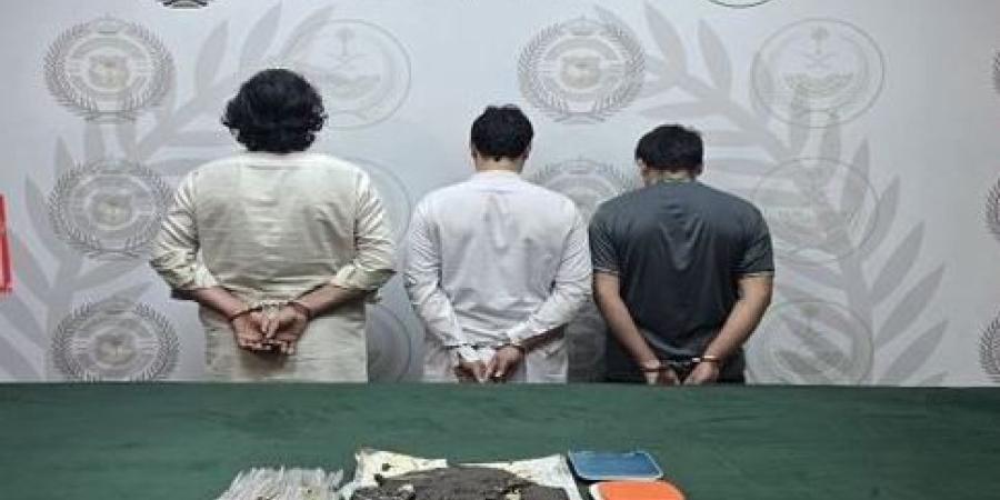 ضبط 3 أشخاص لترويجهم كمية من مادة الحشيش المخدر بمحافظة جدة - وضوح نيوز