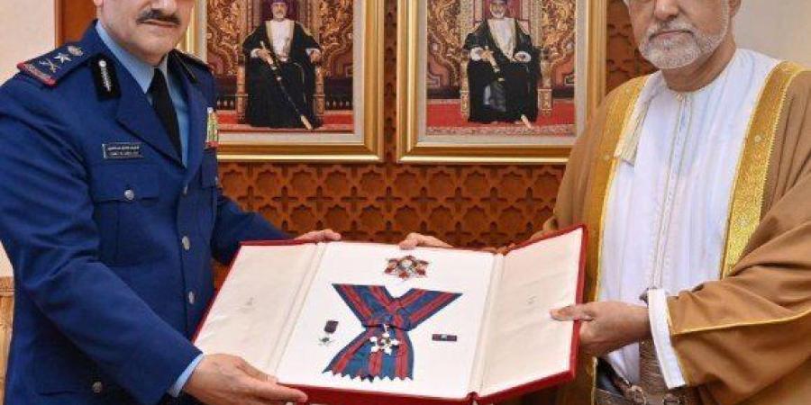 سلطنة عمان تمنح قائد القوات الجوية السعودية وسامها العسكري - وضوح نيوز