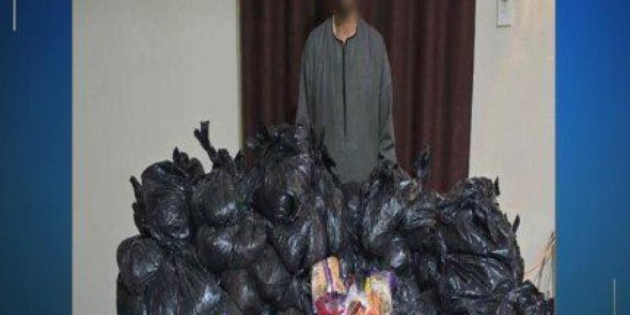 ضبط شخص وزع موادا غذائية لدفع الناخبين للتصويت لصالح أحد المرشحين بقنا - وضوح نيوز