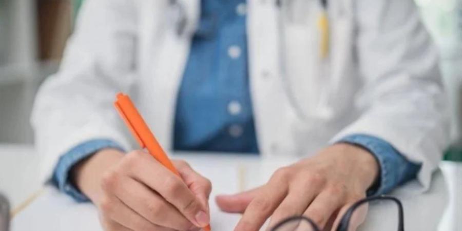 حملات إدارة العلاج الحر وهيئة الدواء وشرطة التموين تكشف: منتحلو الصفة يلوثون البالطو الأبيض - وضوح نيوز