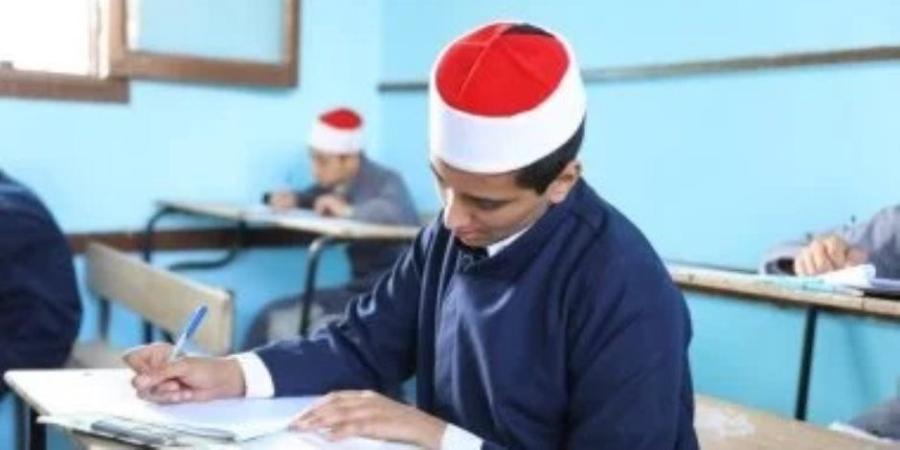 طلاب النقل الثانوى الأزهرى يؤدون امتحاناتهم في الكيمياء والتاريخ اليوم - وضوح نيوز
