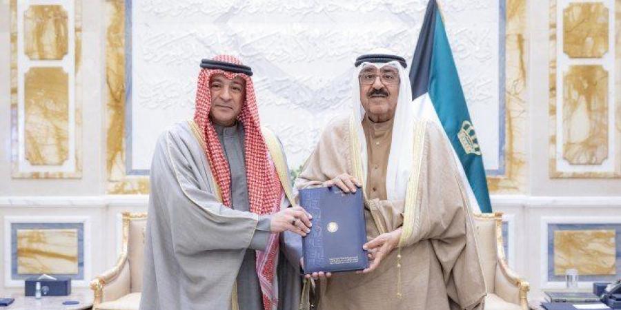 أمير الكويت يتسلم من الأمين لمجلس التعاون الخليجي تقريرا حول رئاسة بلاده للدورة الـ45 للمجلس - وضوح نيوز
