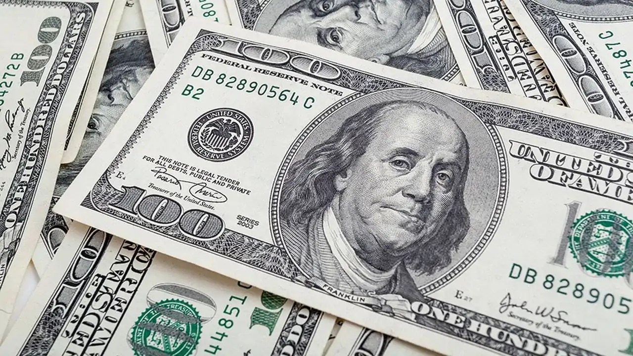 تراجع هامشي لسعر الدولار في البنوك المصرية