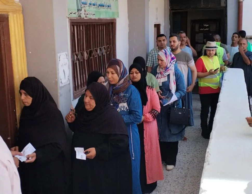“النساء يتصدرن المشهد”.. إقبال كثيف للسيدات للإدلاء بأصواتهن في الانتخابات بساحل طهطا بسوهاج