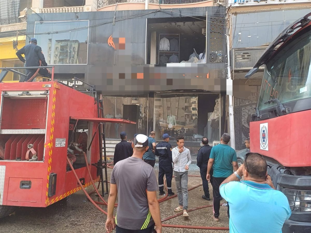 حريق يلتهم محل ملابس بسوهاج.. والحماية المدنية تسيطر