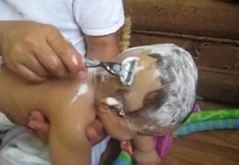 ما حكم حلق شعر المولود والتصديق بوزنه وهل هناك فرق بين الأنثى والذكر؟.. الإفتاء تجيب