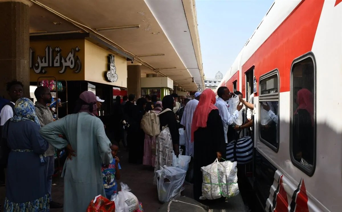 انطلاق القطار الرابع لـ رحلات العودة الطوعية للسودانيين من القاهرة إلى أسوان مجانًا