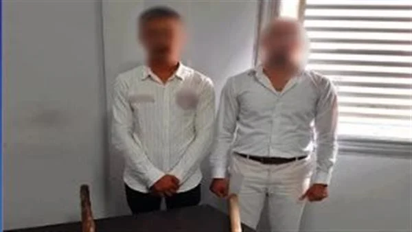 القبض على شخصين اعتديا على سائق بعصى خشبية في البحيرة