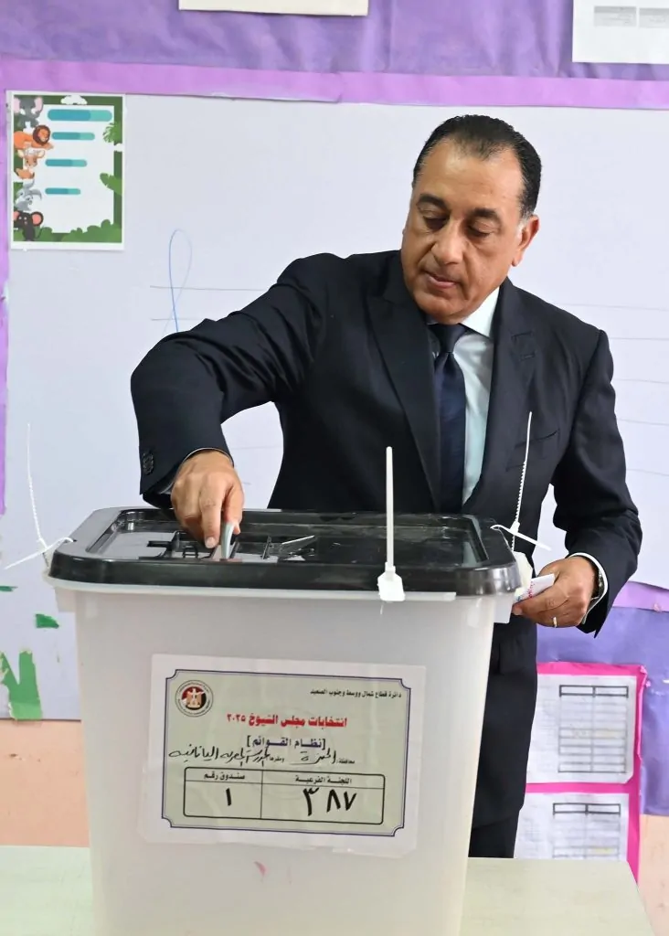 دعا المصريين للمشاركة.. رئيس الوزراء يُدلي بصوته في انتخابات مجلس الشيوخ بـ الشيخ زايد الجيزة