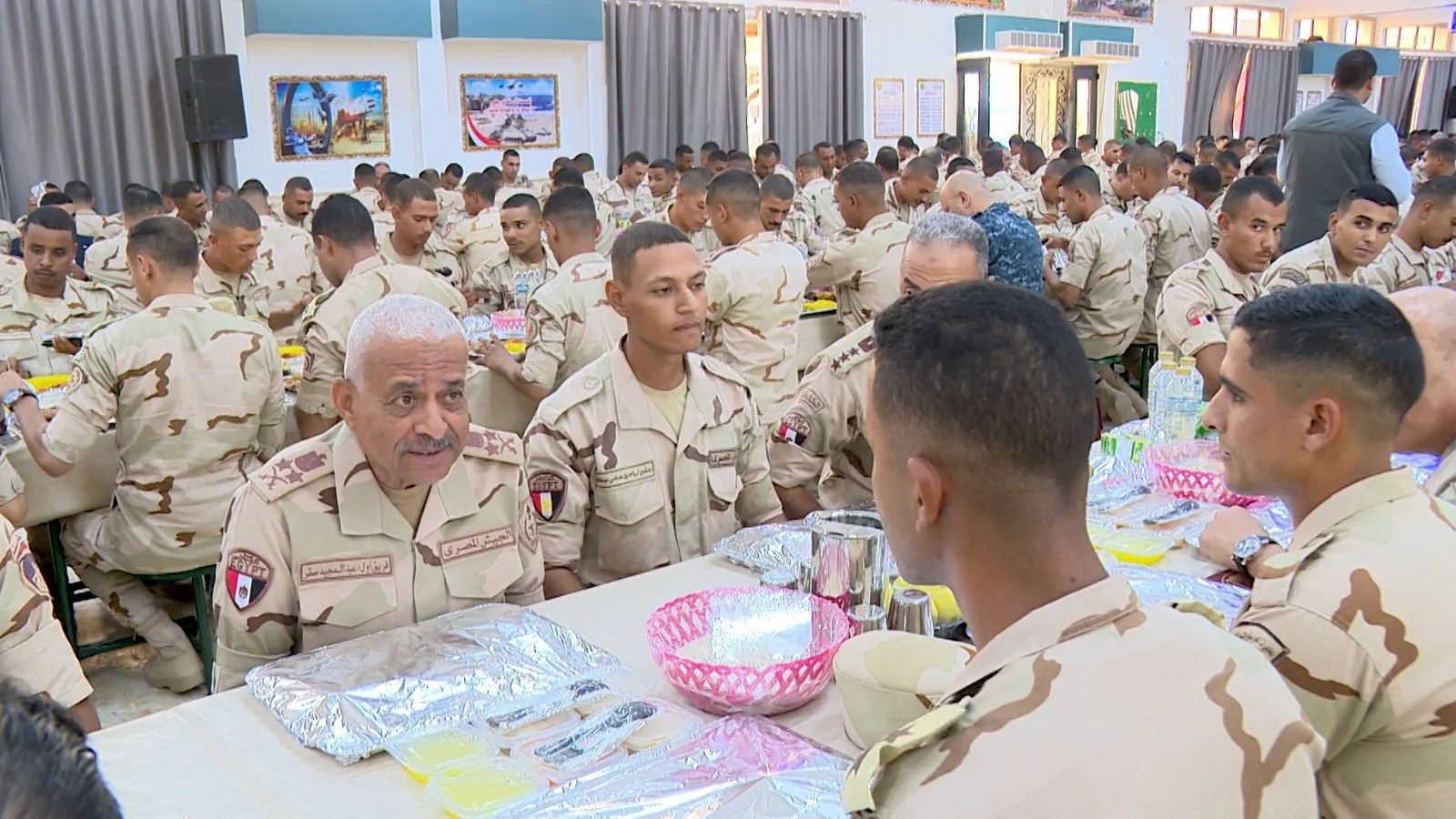 درع وسيف يحميها.. الفريق أول عبدالمجيد صقر القائد العام للقوات المسلحة يلتقى بعدد من مقاتلى المنطقة الجنوبية العسكرية (فيديو وصور)