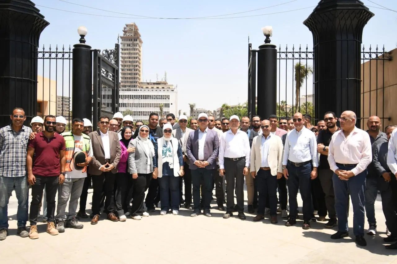 وزير الإسكان ومحافظ القاهرة يتفقدان مشروع إحياء حديقة الأزبكية.. صور