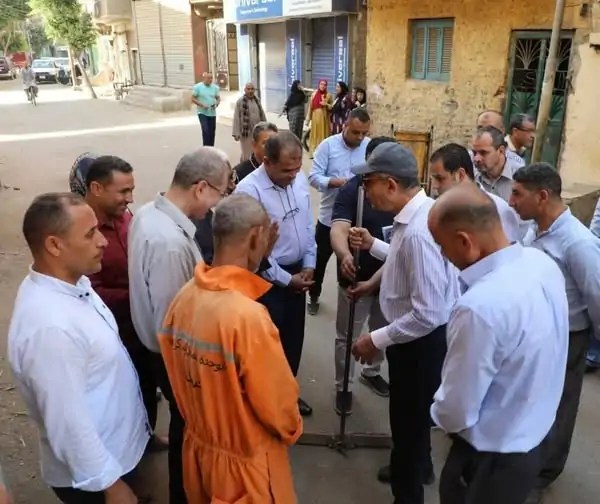 حفاظا على سلامتهم.. محافظ المنيا يوقف عمل عمال النظافة وقت ذروة الحر