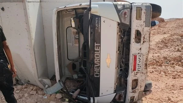مصرع شخصين وإصابة آخر في انقلاب سيارة نقل على الصحراوي بسوهاج