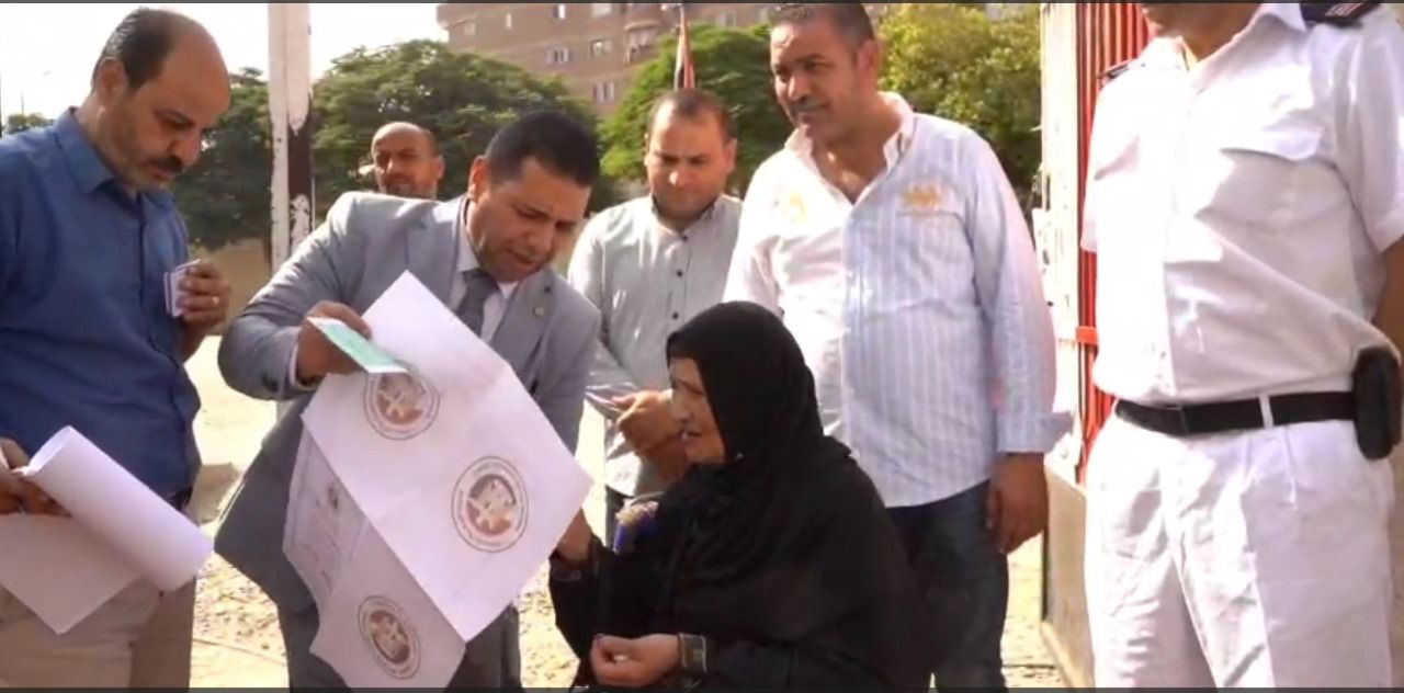 في لفتة إنسانية.. رئيس لجنة انتخابية يوقف التصويت لمساعدة مسنة في الإدلاء بصوتها