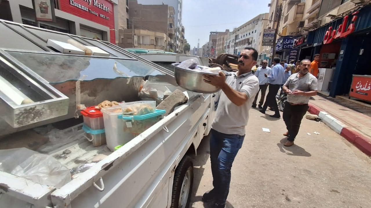 إعدام كمية من اللحوم غير صالحة للاستهلاك الآدمي وغلق مطاعم وكافيهات مخالفة بسوهاج 