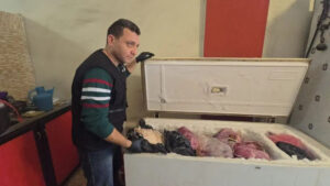 انتشار اللحوم المثلجة بشكل واسع في السوق يهدد الأمن الغذائي وسط مخاطر الغش والتلاعب