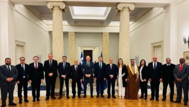 سفير مصر لدى اليونان وسفراء الدول العربية يلتقون بوزير الخارجية اليوناني لتعزيز التعاون الدبلوماسي