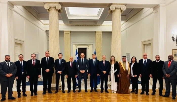 سفير مصر لدى اليونان وسفراء الدول العربية يلتقون بوزير الخارجية اليوناني لتعزيز التعاون الدبلوماسي