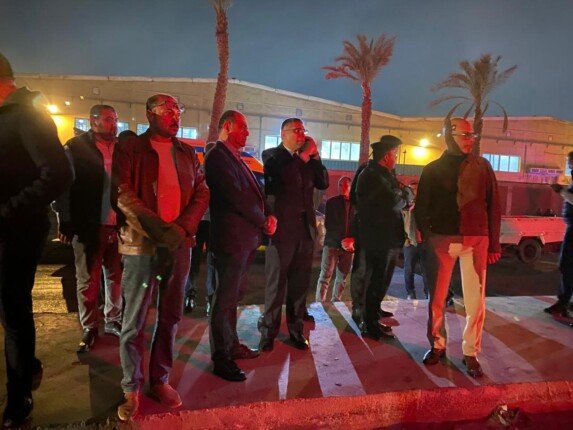 محافظ الجيزة يتابع عمليات إطفاء حريق مصنع الأخشاب في مدينة 6 أكتوبر ميدانيًا لضمان السيطرة الكاملة على الوضع